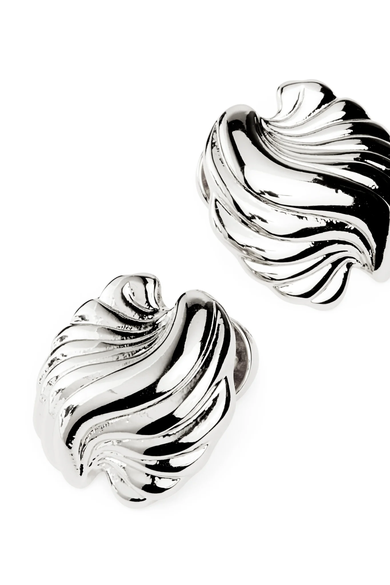 Alina Clamshell Earring - Image 4